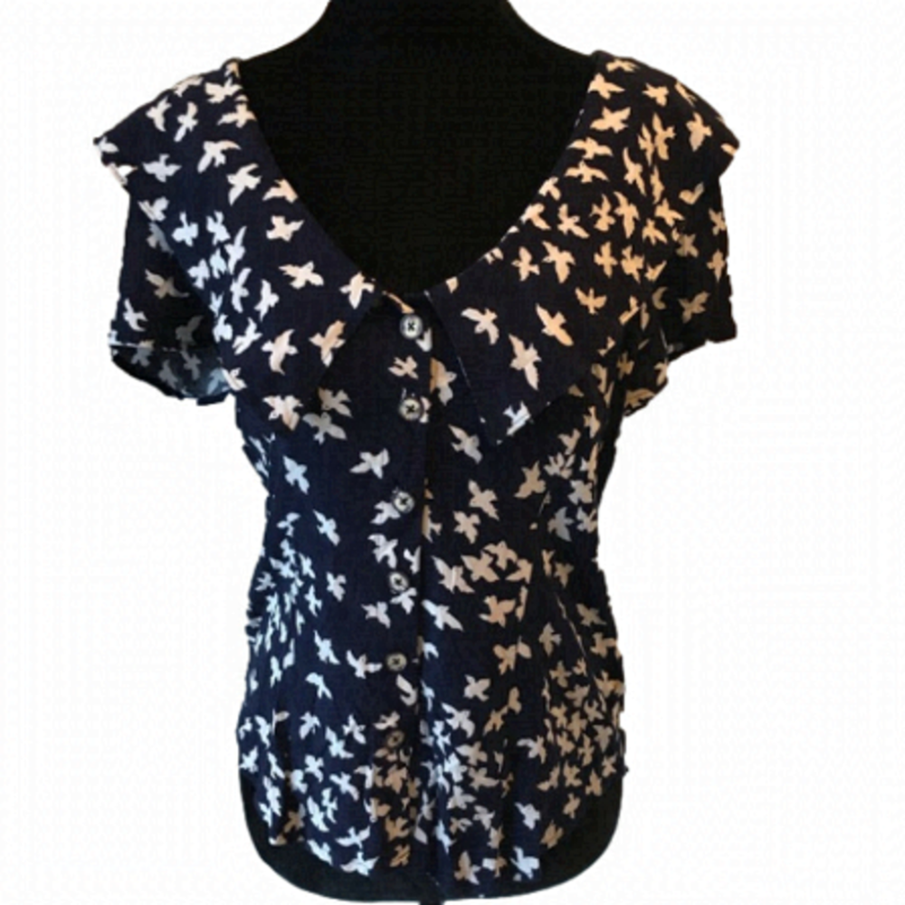 ANTHROPOLOGIE Maeve top blouse navy with bird print.
